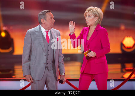 Berlin, Deutschland. 04 Mai, 2019. Roland Kaiser, Saenger, Schlagersaenger, Musiker, und Carmen Nebel, Deutschland, Moderator, "Willkommen bei Carmen Nebel" 15-jähriges Jubiläum der ZDF-Show am 4. Mai 2017 aus dem Velodrom Berlin, Â | Nutzung der weltweiten Kredit: dpa/Alamy leben Nachrichten Stockfoto
