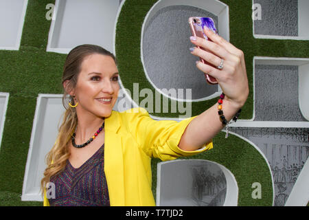 Chester, UK. 9. Mai, 2019 Samantha von Southport an boodles Mai Festival. Die berühmten Pferderennen Ereignis begrüßt Fashionistas & street style Leute auf diese sehr spezielle Parade der besten teuer weibliche Mode. Glamouröse racegoers Frauen in ausgefallenen Outfits, Damen in Figurbetonten Anzüge, blumenkleider, schön, charmant, elegant, wunderschöne, beeindruckende und wunderschöne, elegante modische Kittel, Plüsch opulente, ritzy Gönner, schöne, charmante, elegante, prächtige Hüte, Stirnbänder & Mode Putz tragen High End couture Chester Rennen teilnehmen. Kredit. MWI/AlamyLiveNews Stockfoto