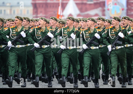 Moskau, Russland. 9. Mai, 2019. März Soldaten auf dem Roten Platz für den Sieg Day Parade in Moskau, Russland, 9. Mai 2019. Russland markiert den 74. Jahrestag des Sieges über Nazi-Deutschland im Zweiten Weltkrieg hier am 9. Mai. Credit: Bai Xueqi/Xinhua/Alamy leben Nachrichten Stockfoto