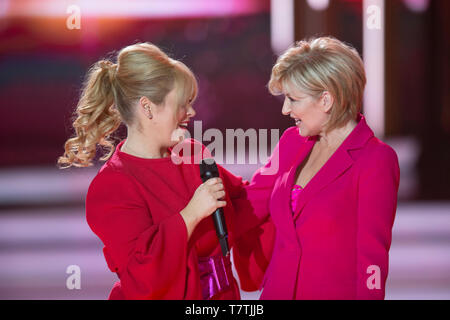 Berlin, Deutschland. 04 Mai, 2019. Maite Kelly, Sänger, Musiker, im Gespräch mit Carmen Nebel, Deutschland, Moderator, "Willkommen bei Carmen Nebel" 15-jähriges Jubiläum der ZDF-Show am 4. Mai 2017 aus dem Velodrom Berlin, | Verwendung der weltweiten Kredit: dpa/Alamy leben Nachrichten Stockfoto