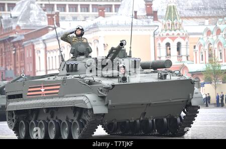 Moskau, Russland. 09 Mai, 2019. Russische Soldaten parade Vergangenheit der Überprüfung stand in ein BMP-3-Schützenpanzer während der jährlichen Tag des Sieges Militärparade anlässlich des 74. Jahrestages zum Ende des Zweiten Weltkrieges auf dem Roten Platz am 9. Mai 2019 in Moskau, Russland. Russland feiert die jährliche Veranstaltung wie der Sieg im Großen Vaterländischen Krieg bekannt, mit Paraden und eine nationale Adresse von Präsident Wladimir Putin. Credit: Planetpix/Alamy leben Nachrichten Stockfoto