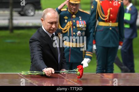 Moskau, Russland. 09 Mai, 2019. Der russische Präsident Wladimir Putin Orte rote Nelken auf dem Grab des Unbekannten Soldaten während einer Zeremonie nach der jährlichen Tag des Sieges Militärparade anlässlich des 74. Jahrestages zum Ende des Zweiten Weltkrieges auf dem Roten Platz am 9. Mai 2019 in Moskau, Russland. Russland feiert die jährliche Veranstaltung wie der Sieg im Großen Vaterländischen Krieg bekannt, mit Paraden und eine nationale Adresse von Präsident Wladimir Putin. Credit: Planetpix/Alamy leben Nachrichten Stockfoto