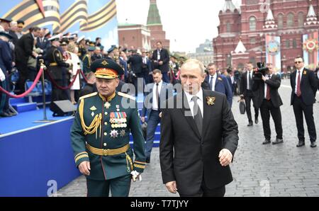 Moskau, Russland. 09 Mai, 2019. Der russische Präsident Wladimir Putin, rechts, Spaziergänge mit Verteidigungsminister Sergej Shoigu nach der jährlichen Tag des Sieges Militärparade anlässlich des 74. Jahrestages zum Ende des Zweiten Weltkrieges auf dem Roten Platz am 9. Mai 2019 in Moskau, Russland. Credit: Planetpix/Alamy leben Nachrichten Stockfoto