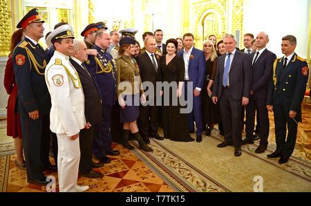 Moskau, Russland. 09 Mai, 2019. Der russische Präsident Wladimir Putin wirft mit Gästen bei einem Empfang anlässlich des 74. Jahrestages zum Ende des Zweiten Weltkrieges im Kreml Mai 9, 2019 in Moskau, Russland. Credit: Planetpix/Alamy leben Nachrichten Stockfoto