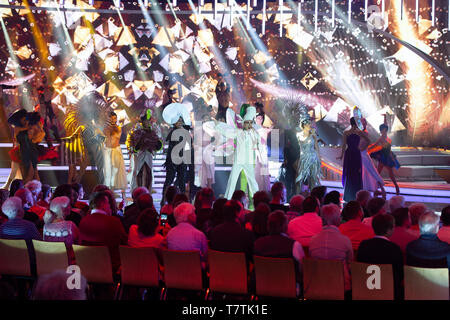 Berlin, Deutschland. 04 Mai, 2019. Das Ensemble der Friedrichstadtpalast führt eine lebendige Medley, "Willkommen bei Carmen Nebel" 15-jähriges Jubiläum der ZDF-Show am 04.05.2019 aus dem Velodrom Berlin, | Verwendung der weltweiten Kredit: dpa/Alamy leben Nachrichten Stockfoto