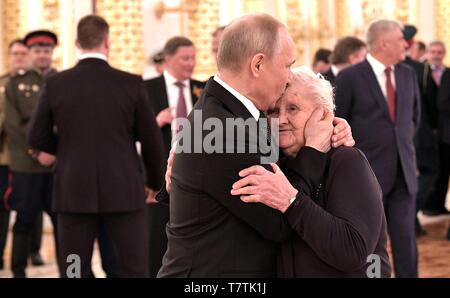 Moskau, Russland. 09 Mai, 2019. Der russische Präsident Wladimir Putin schließt seine ehemaligen Lehrer, Vera Gurevich, bei einem Empfang anlässlich des 74. Jahrestages zum Ende des Zweiten Weltkrieges im Kreml Mai 9, 2019 in Moskau, Russland. Credit: Planetpix/Alamy leben Nachrichten Stockfoto