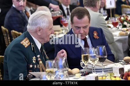 Moskau, Russland. 09 Mai, 2019. Der russische Ministerpräsident Dimitri Medwedew hört ein Veteran bei einem Empfang anlässlich des 74. Jahrestages zum Ende des Zweiten Weltkrieges im Kreml Mai 9, 2019 in Moskau, Russland. Credit: Planetpix/Alamy leben Nachrichten Stockfoto