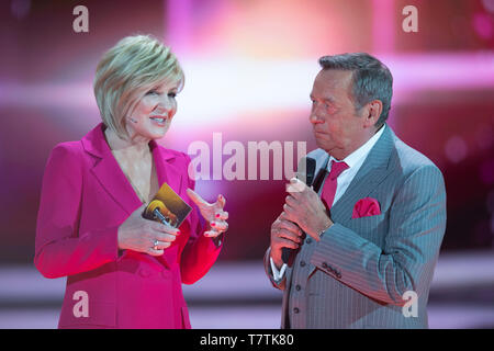 Berlin, Deutschland. 04 Mai, 2019. Roland Kaiser, Saenger, Schlagersaenger, Musiker, im Gespräch mit Carmen Nebel, Deutschland, Moderator, "Willkommen bei Carmen Nebel" 15-jähriges Jubiläum der ZDF-Show am 4. Mai 2017 aus dem Velodrom Berlin, | Verwendung der weltweiten Kredit: dpa/Alamy leben Nachrichten Stockfoto