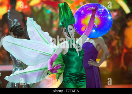 Berlin, Deutschland. 04 Mai, 2019. Das Ensemble der Friedrichstadtpalast führt eine lebendige Medley, "Willkommen bei Carmen Nebel" 15-jähriges Jubiläum der ZDF-Show am 04.05.2019 aus dem Velodrom Berlin, | Verwendung der weltweiten Kredit: dpa/Alamy leben Nachrichten Stockfoto