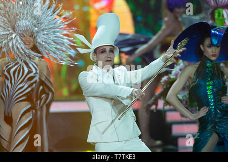 Berlin, Deutschland. 04 Mai, 2019. Das Ensemble der Friedrichstadtpalast führt eine lebendige Medley, "Willkommen bei Carmen Nebel" 15-jähriges Jubiläum der ZDF-Show am 04.05.2019 aus dem Velodrom Berlin, | Verwendung der weltweiten Kredit: dpa/Alamy leben Nachrichten Stockfoto