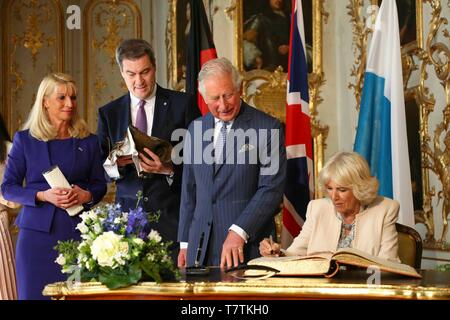 München, Deutschland. 09 Mai, 2019. Der britische Prinz Charles und seine Frau Camilla, Herzogin (r), unterzeichnen das Goldene Buch in der Residenz, während Markus Söder (CSU, 2. von links), Ministerpräsident von Bayern, und seine Frau Karin Baumüller-Söder (l) neben Ihnen stehen. Credit: Matthias Schrader/AP/Pool/dpa/Alamy leben Nachrichten Stockfoto