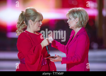 Berlin, Deutschland. 04 Mai, 2019. Maite Kelly, Sänger, Musiker, im Gespräch mit Carmen Nebel, Deutschland, Moderator, "Willkommen bei Carmen Nebel" 15-jähriges Jubiläum der ZDF-Show am 4. Mai 2017 aus dem Velodrom Berlin, | Verwendung der weltweiten Kredit: dpa/Alamy leben Nachrichten Stockfoto