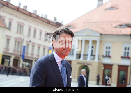 Sibiu, Rumänien. 9. Mai, 2019. Der italienische Ministerpräsident Giuseppe Conte kommt in den großen Platz vor dem Rathaus Sibiu/Hermannstadt die Europäische Union (EU) informellen Gipfel in Hermannstadt, Rumänien, 9. Mai 2019 zu besuchen. Die Staats- und Regierungschefs der EU-Mitgliedstaaten am Donnerstag einigten sich auf die Verteidigung 'Ein Europa' und Aufrechterhaltung des auf Regeln basierenden internationalen Ordnung in der Erklärung ihrer '10 Verpflichtungen', auf einem informellen Gipfel in Sibiu. Credit: Chen Jin/Xinhua/Alamy leben Nachrichten Stockfoto