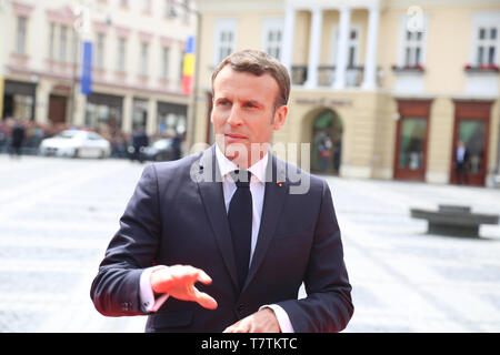 Sibiu, Rumänien. 9. Mai, 2019. Der französische Präsident Emmanuel Längestrich kommt in den großen Platz vor dem Rathaus Sibiu/Hermannstadt die Europäische Union (EU) informellen Gipfel in Hermannstadt, Rumänien, 9. Mai 2019 zu besuchen. Die Staats- und Regierungschefs der EU-Mitgliedstaaten am Donnerstag einigten sich auf die Verteidigung 'Ein Europa' und Aufrechterhaltung des auf Regeln basierenden internationalen Ordnung in der Erklärung ihrer '10 Verpflichtungen', auf einem informellen Gipfel in Sibiu. Credit: Chen Jin/Xinhua/Alamy leben Nachrichten Stockfoto