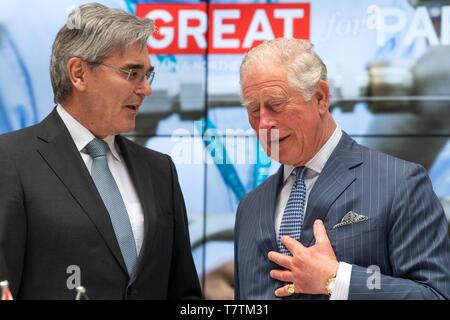 München, Deutschland. 09 Mai, 2019. Der britische Thronfolger Charles (r), Prinz von Wales, besuche Siemens Hauptsitz am Wittelsbacher Platz und spricht mit CEO Joe Kaeser. Credit: Sina Schuldt/dpa/Alamy leben Nachrichten Stockfoto