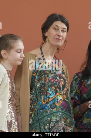 Venedig, Italien. 08 Mai, 2019. Die Tochter des Künstlers Freude Wilkes (l) und der Künstler Cathy Wilkes stand am Eingang des Britischen Pavillon auf der Kunstbiennale Venedig 2019. Die internationale Kunstausstellung beginnt am 11.05.2019 und endet am 24.11.2019. Credit: Felix Hörhager/dpa - ACHTUNG: Nur für redaktionelle Nutzung in Verbindung mit der aktuellen Berichterstattung über die Biennale 2019 und nur mit vollständiger Nennung der oben genannten Kreditkarte während der Dauer der Veranstaltung./dpa/Alamy leben Nachrichten Stockfoto