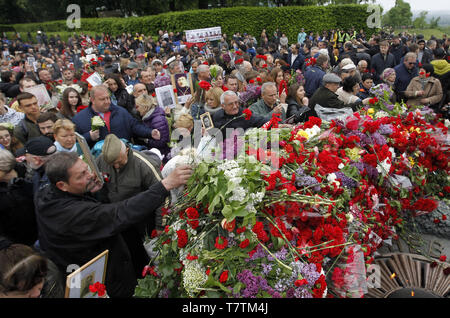 Kiew, Ukraine. 9. Mai, 2019. Menschen mit Blumen zum Grab des Unbekannten Soldaten während der Tag des Sieges. unsterblich Regiment März der Tag des Sieges und 74. Jahrestag des Sieges über Nazi-Deutschland im Zweiten Weltkrieg in Kiew Kennzeichnung. Credit: Pavlo Gontschar/SOPA Images/ZUMA Draht/Alamy leben Nachrichten Stockfoto