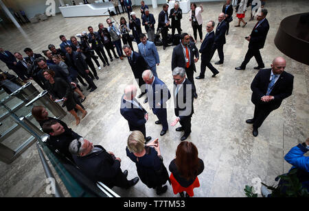 München, Deutschland. 09 Mai, 2019. Der britische Prinz Charles (M) Steht neben Siemens CEO Joe Kaeser (M.r) bei seinem Besuch in Siemens Headquarter. Quelle: Michael Dalder/Reuters/Pool/dpa/Alamy leben Nachrichten Stockfoto