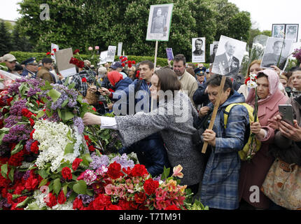 Kiew, Ukraine. 9. Mai, 2019. Menschen mit Blumen zum Grab des Unbekannten Soldaten während der Tag des Sieges. unsterblich Regiment März der Tag des Sieges und 74. Jahrestag des Sieges über Nazi-Deutschland im Zweiten Weltkrieg in Kiew Kennzeichnung. Credit: Pavlo Gontschar/SOPA Images/ZUMA Draht/Alamy leben Nachrichten Stockfoto