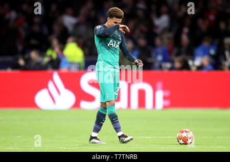 Tottenham Hotspur der Dele Alli erscheint nach Ajax Hakim Ziyech (nicht abgebildet) Kerben zweiten Ziel seiner Seite des Spiels während der UEFA Champions League, Halbfinale, rückspiel Gleiches an Johan Cruijff ArenA, Amsterdam niedergeschlagen. Stockfoto