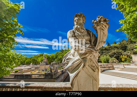 Statue der Gottheit Holding ein Füllhorn von Les Jardins De La Fontaine in Nimes, Frankreich Stockfoto