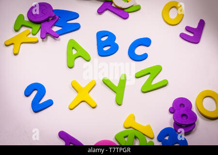 Bunte Buchstaben Komposition - Konzept von Studium und Lernen ABC-XYZ. Stockfoto