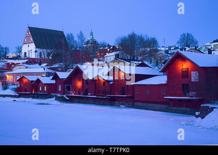 Winter in der Dämmerung in der Altstadt von Porvoo. Finnland Stockfoto