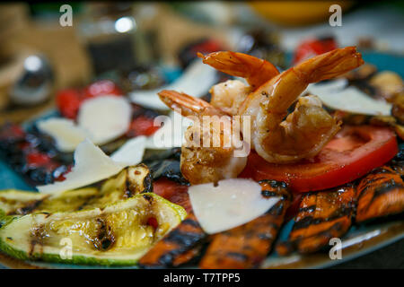 Thai Street Food BBQ Garnelen gebratene Garnelen Gemüse kochen Fisch und Meeresfrüchte. Stockfoto