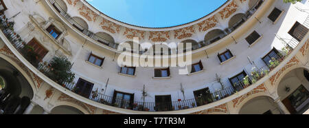 Das Haus an der Plaza del Cabildo, der öffentliche Raum in der Nähe der Kathedrale, wo jeden Sonntag ein Markt von alten Münzen und Briefmarken gehalten wird, Sevilla gelegen Stockfoto