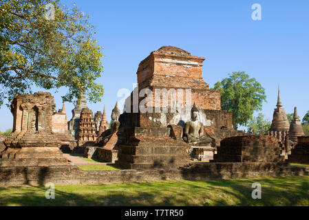 Auf den Ruinen einer alten buddhistischen Tempel Wat Mahathat. Historical Park von Sukhothai, Thailand Stockfoto