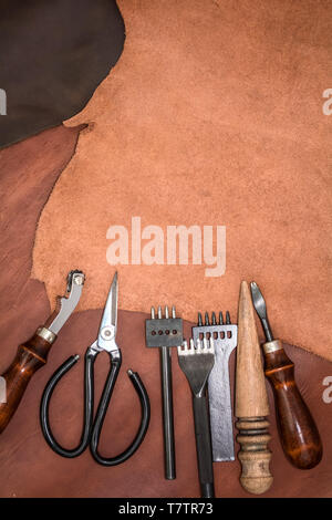 Stücke von Leder- und Arbeitsinstrumente. Der Craftman Arbeitsbereich. Stockfoto