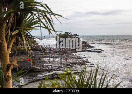 BALI, Indonesien - 26. JANUAR 2019: Nicht identifizierte Personen von Tanah Lot Tempel auf Bali, Indonesien. Es ist alte hinduistische Wallfahrt Tempel und einer von Bali" Stockfoto