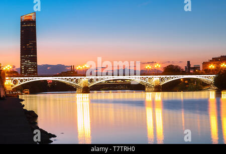 Triana Brücke über den Fluss Guadalquivir bei Sonnenuntergang, Sevilla, Andalusien, Spanien Stockfoto