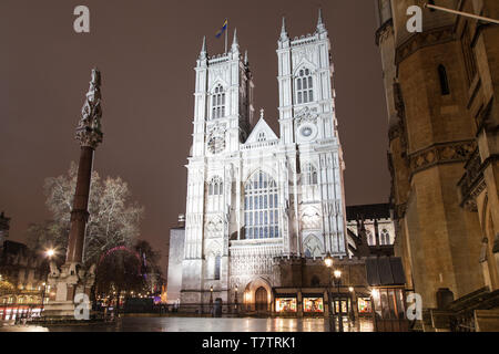 Westminster Abbey und Gelehrten War Memorial bei Nacht, London, Vereinigtes Königreich. Stockfoto