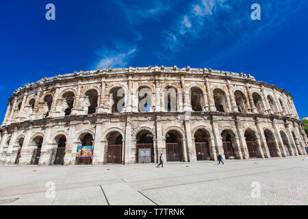 NIMES, Frankreich - 29. APRIL 2019: Arena von Nimes, römische Amphitheater in Nimes, Frankreich. Arena wurde um 70 N.CHR. erbaut und 1863 umgebaut als zu dienen Stockfoto