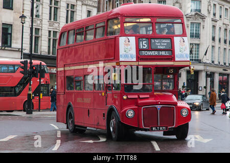 London, Großbritannien - 23 Dezember, 2019: 1962 AEC Routemaster Bus Reisen rund um Trafalgar Square in Richtung Tower Hill auf Erbe Route 1 Stockfoto