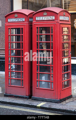 Zwei rote Telefonzellen im Strand, London, Vereinigtes Königreich. Stockfoto