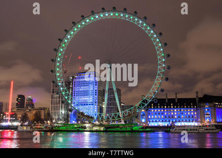 London Eye aus dem Norden Bank bei Nacht, London, Vereinigtes Königreich. Stockfoto