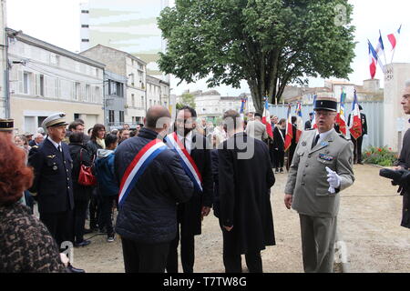 Le 8 Mai été célébrée 2 fois à Niort Devant le Monument Aux Soldats sans Uniforme et plus Officiel Devant le Monument Aux Morts avec Guilloton David Stockfoto