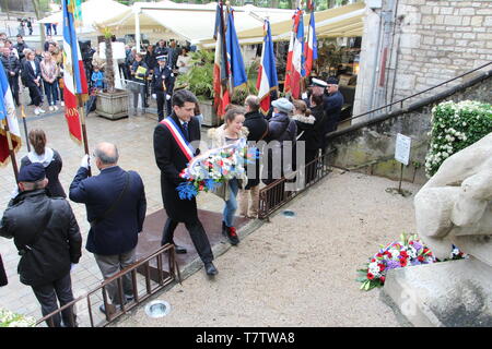 Le 8 Mai été célébrée 2 fois à Niort Devant le Monument Aux Soldats sans Uniforme et plus Officiel Devant le Monument Aux Morts avec Guilloton David Stockfoto