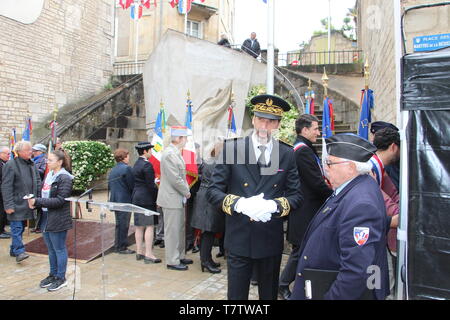 Le 8 Mai été célébrée 2 fois à Niort Devant le Monument Aux Soldats sans Uniforme et plus Officiel Devant le Monument Aux Morts avec Guilloton David Stockfoto