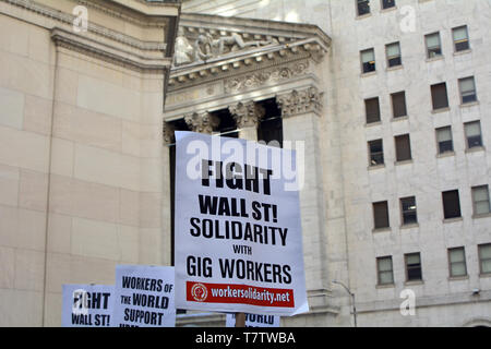 Anzeichen von Markanten Uber und Lyft Treiber mit der New York Stock Exchange im Hintergrund an 26 Wall Street in New York, NY, USA Am 8. Mai 2019 Stockfoto