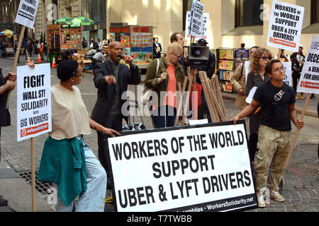 Uber und Lyft Treiber mit Zeichen auf Streik und Protest außerhalb der New York Stock Exchange an 26 Wall Street in New York, NY, USA Am 8. Mai 2019 Stockfoto