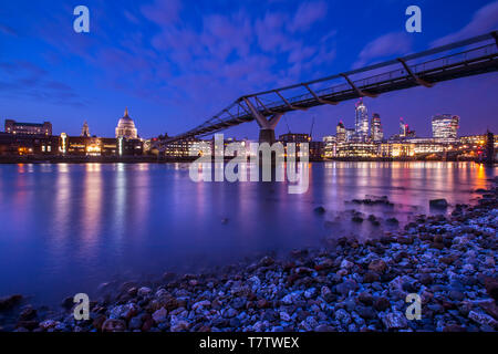 Ein Blick auf den herrlichen St. Pauls Kathedrale und die Millennium Bridge über die Themse in London. Die modernen Wolkenkratzer in der Ci Stockfoto