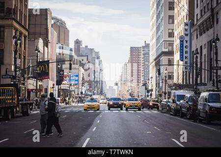 NEW YORK, USA - 24. FEBRUAR 2018: Verkehr auf den Straßen von New York aus der Mitte des 8. Avenue gesehen Stockfoto