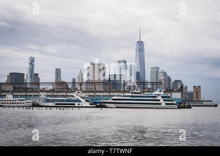 Manhattan Skyline mit Jachten vertäut an der Pier von der Greenway auf den Hudson River in New York von einem bewölkten Himmel Stockfoto