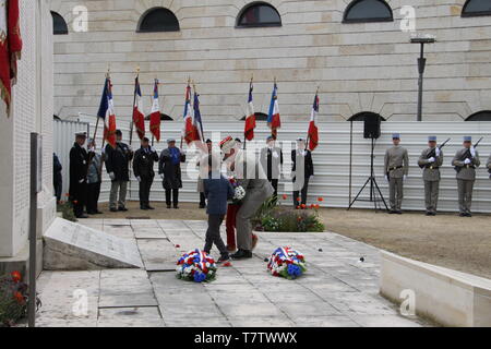 Le 8 Mai été célébrée 2 fois à Niort Devant le Monument Aux Soldats sans Uniforme et plus Officiel Devant le Monument Aux Morts avec Guilloton David Stockfoto