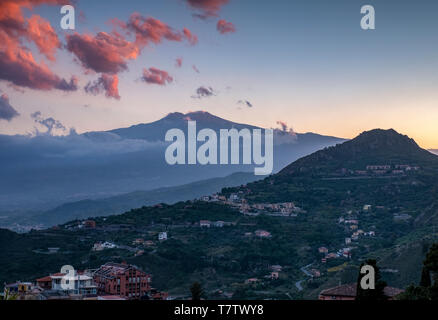 Blick auf den Ätna bei Sonnenuntergang von Taormina, Sizilien. Stockfoto