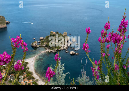 Die kleine Insel Isola Bella im Ionischen Meer an der Küste von Taormina, Sizilien. Stockfoto