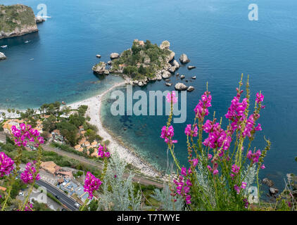 Die kleine Insel Isola Bella im Ionischen Meer an der Küste von Taormina, Sizilien. Stockfoto